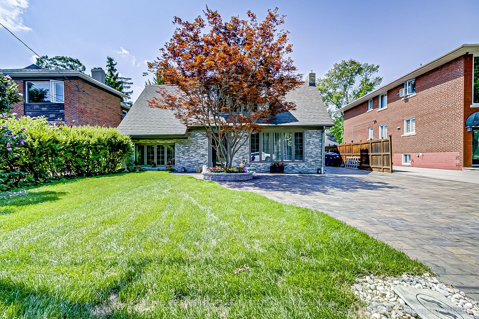 44 Oakwood Ave S