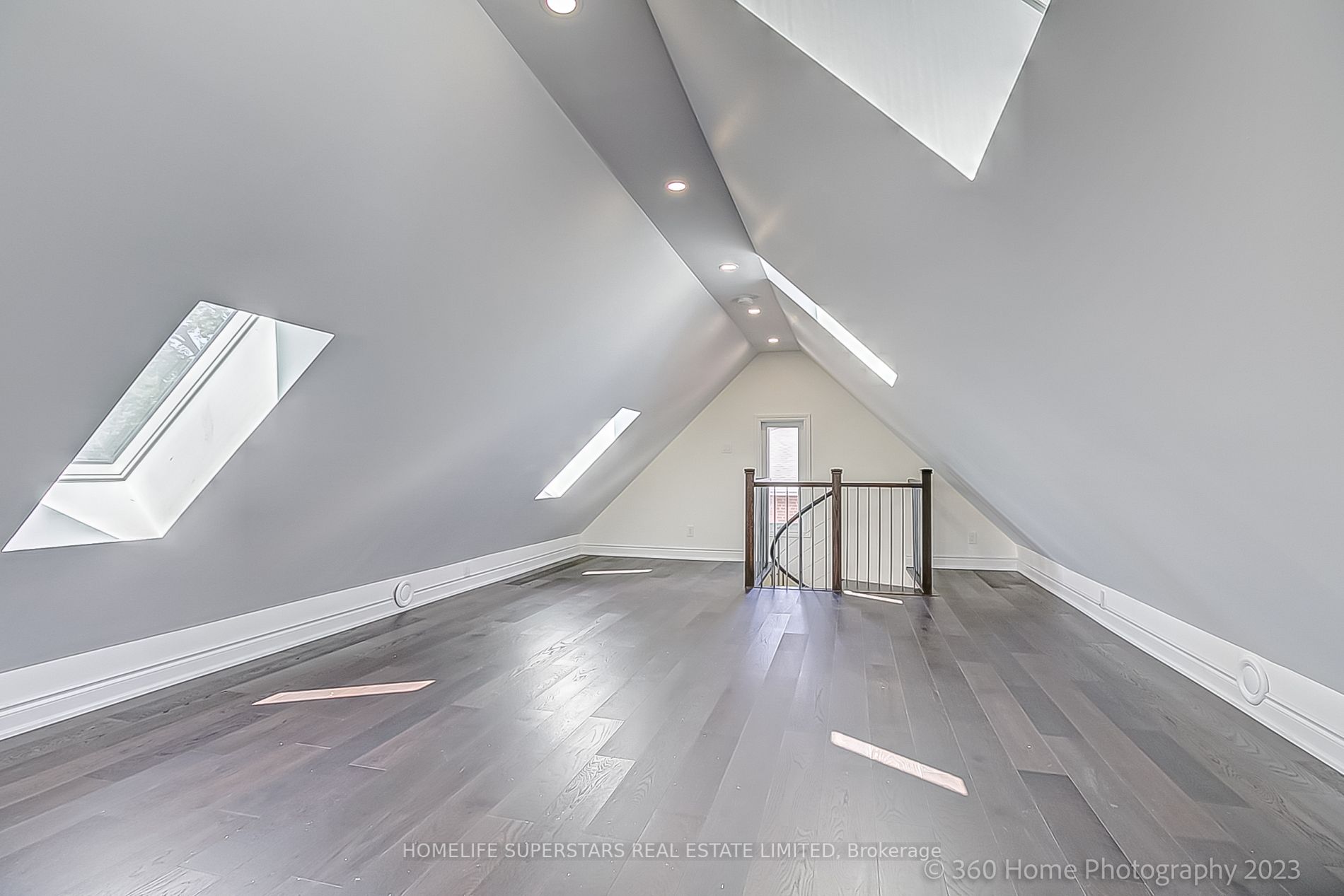 44 Oakwood Ave S