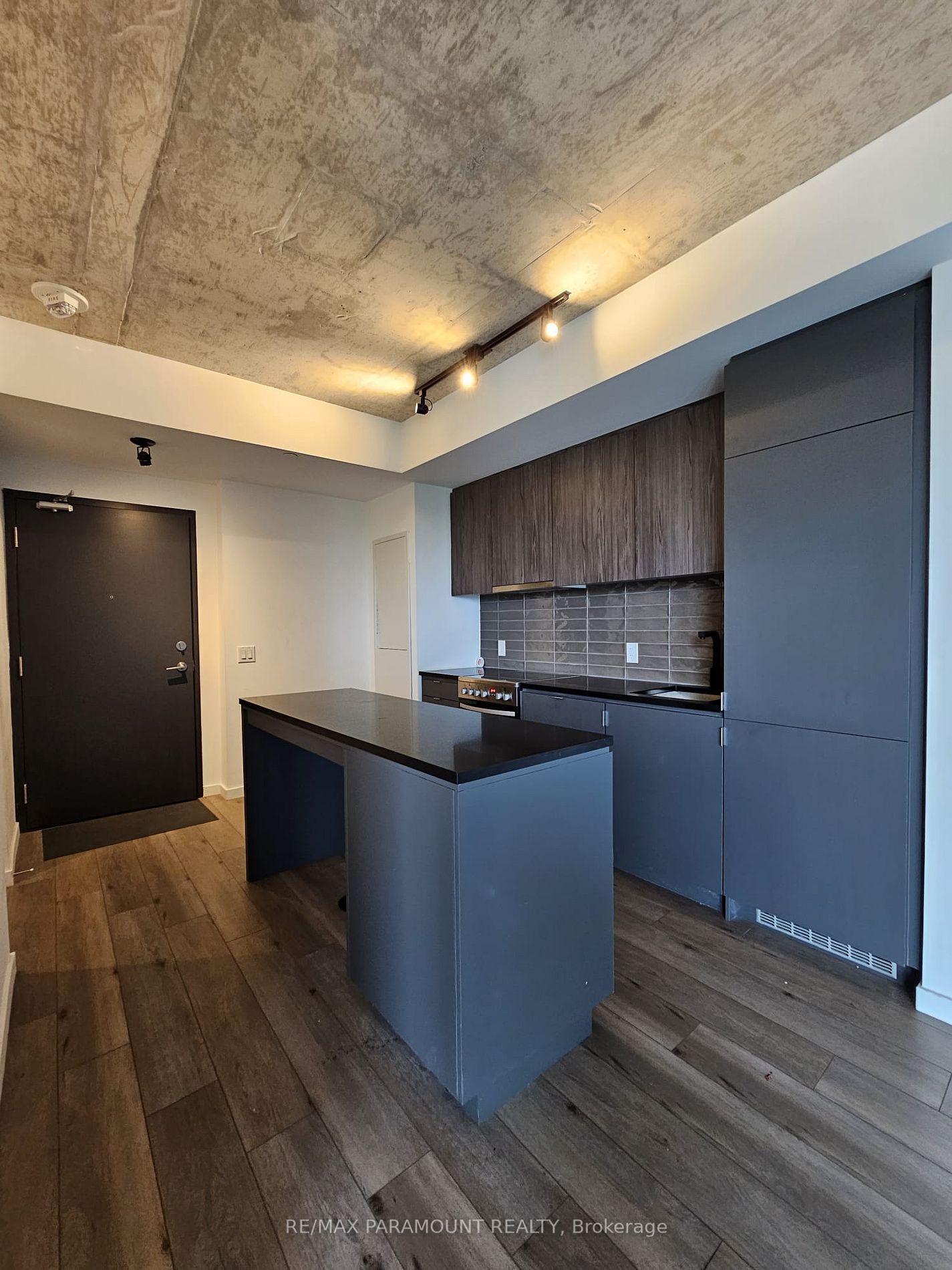 7 Smith Cres, #601