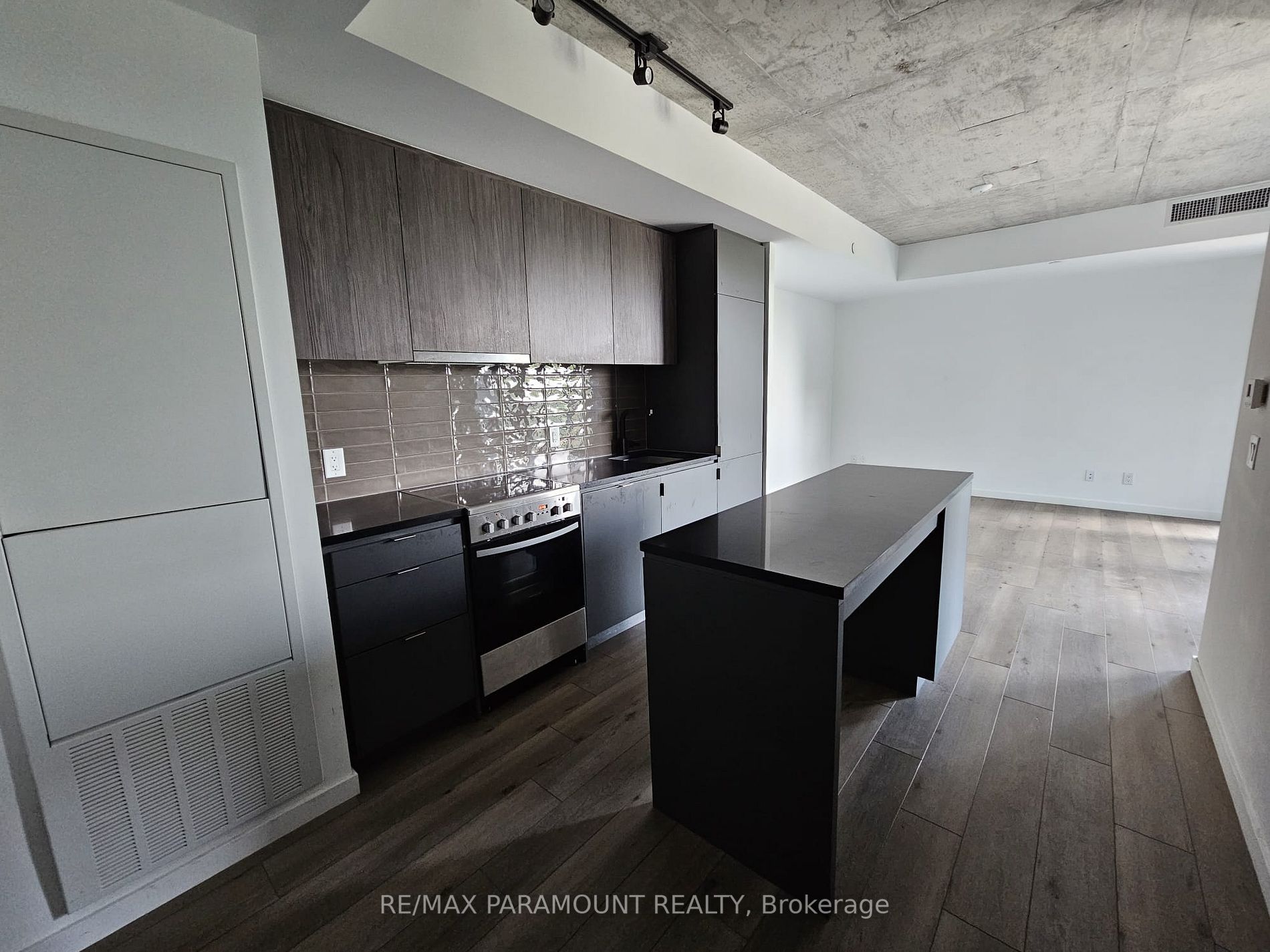 7 Smith Cres, #601