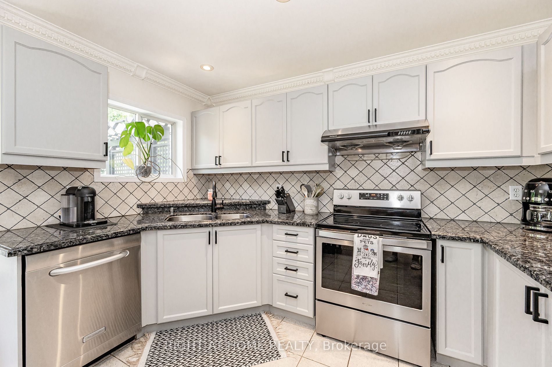 2263 Empire Cres