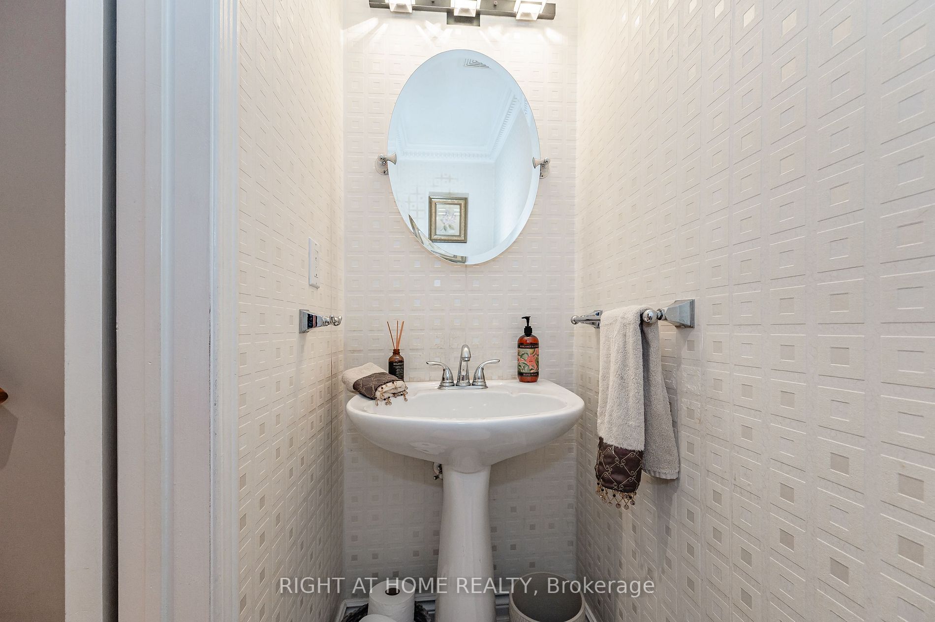 2263 Empire Cres