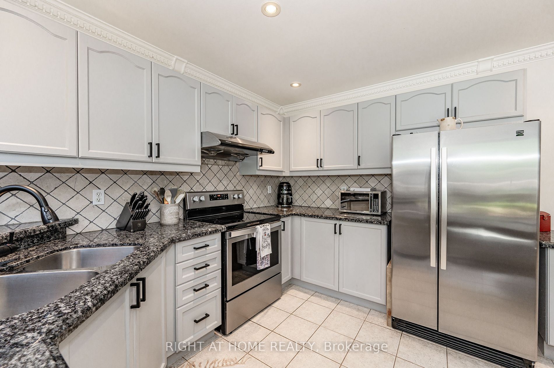 2263 Empire Cres