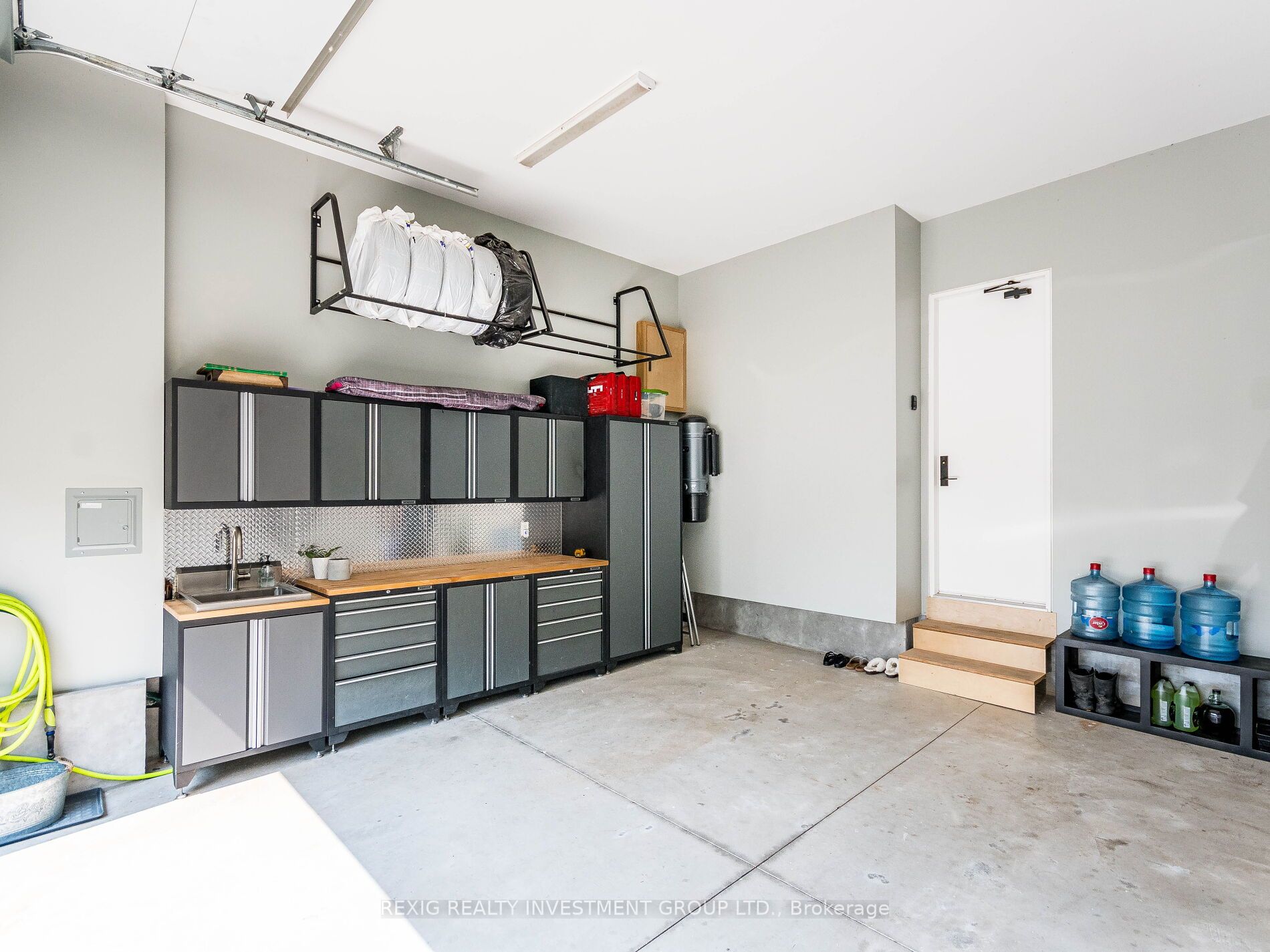 1337 Waverly Ave