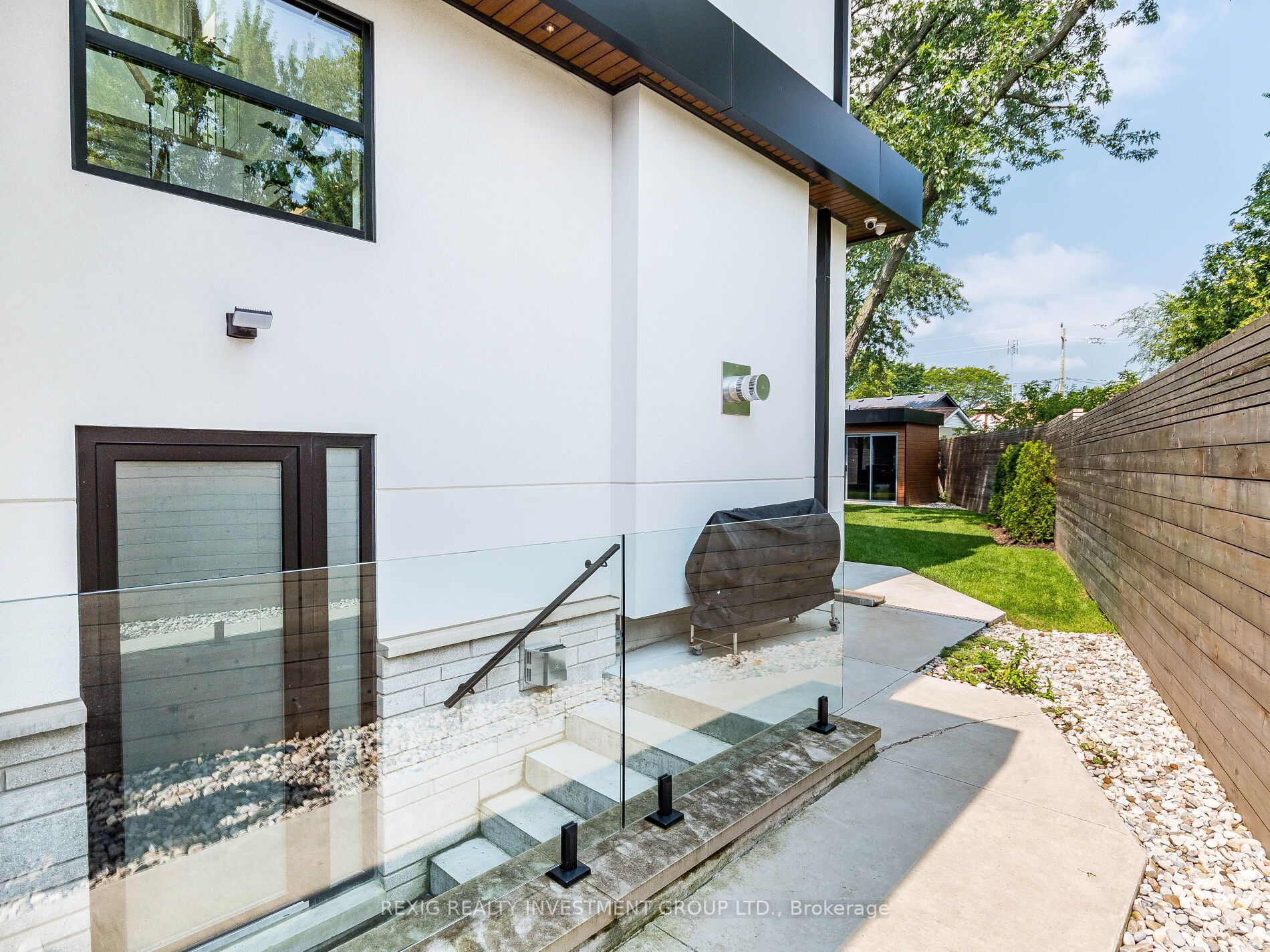 1337 Waverly Ave