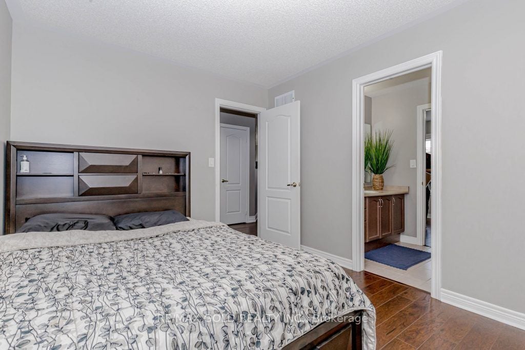 7 Moonland Rd