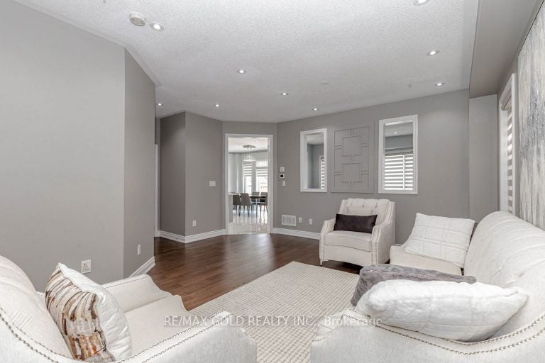7 Moonland Rd