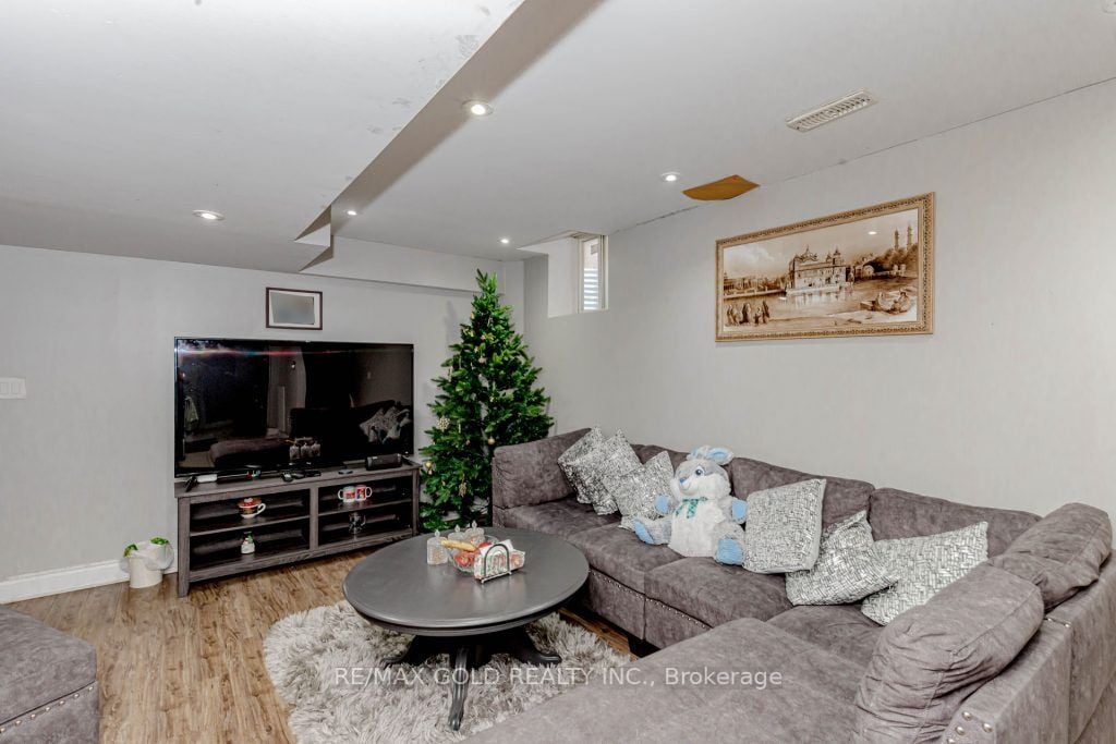 7 Moonland Rd