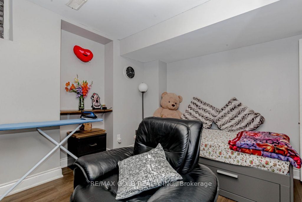 7 Moonland Rd