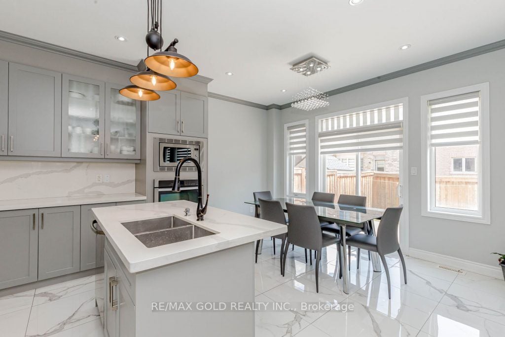 7 Moonland Rd