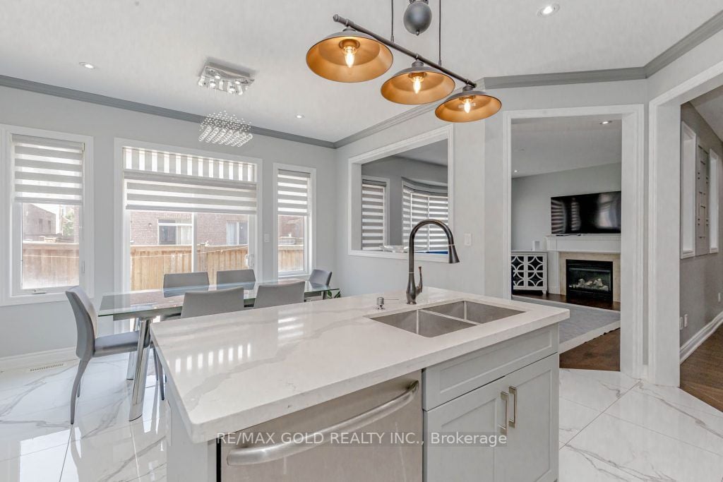 7 Moonland Rd