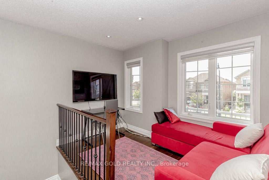 7 Moonland Rd