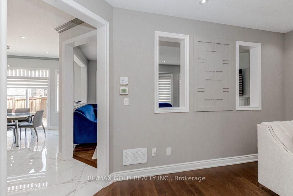 7 Moonland Rd
