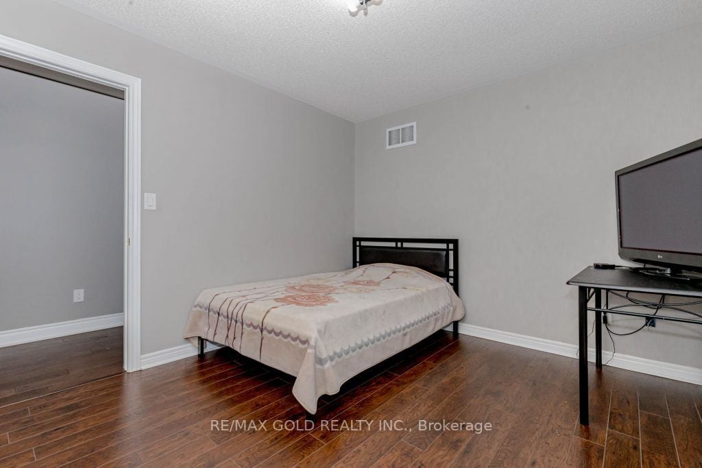 7 Moonland Rd