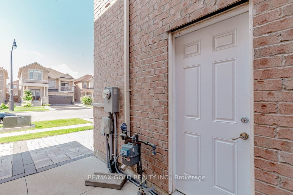 7 Moonland Rd