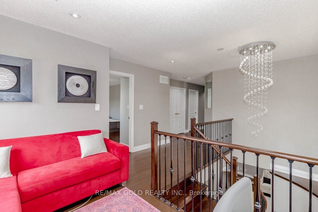 7 Moonland Rd