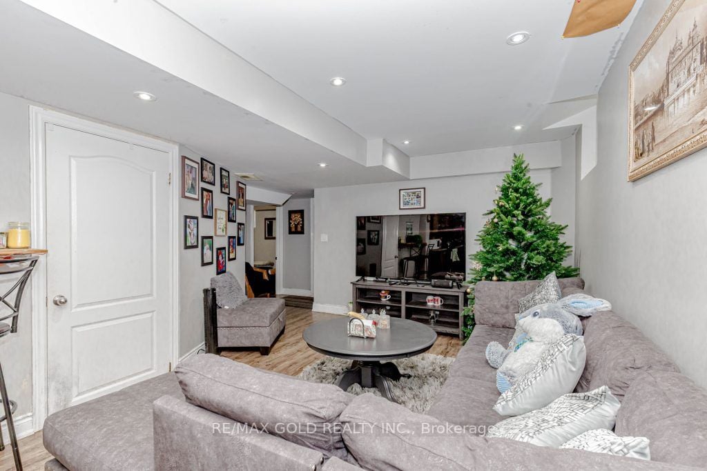 7 Moonland Rd