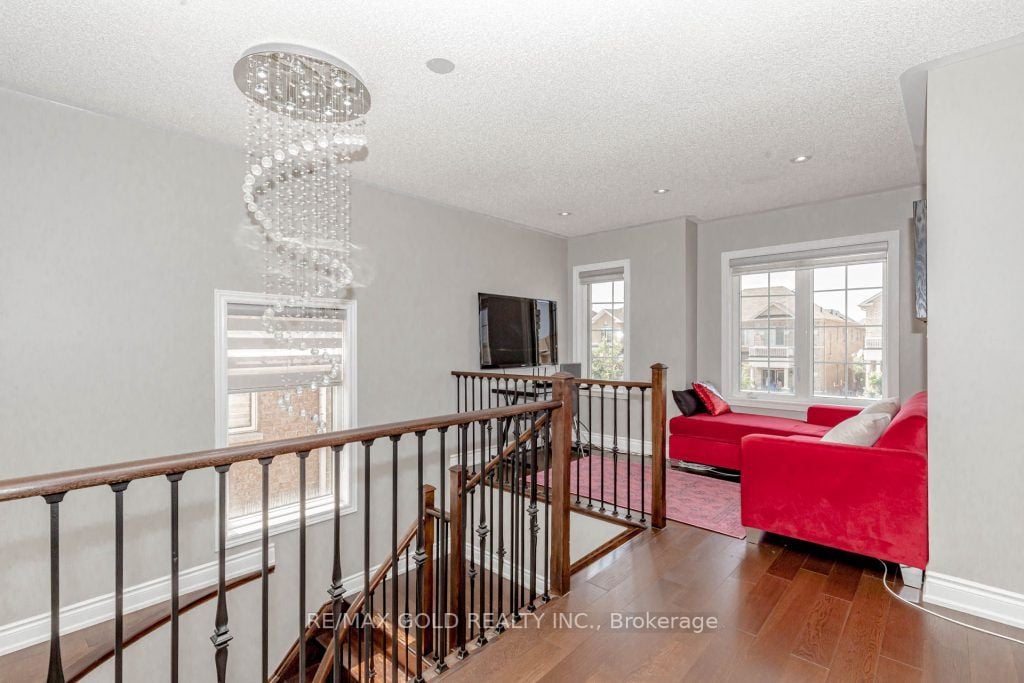 7 Moonland Rd