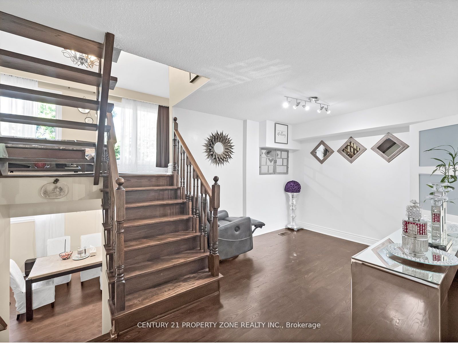 11 Hinchley Wood Grve