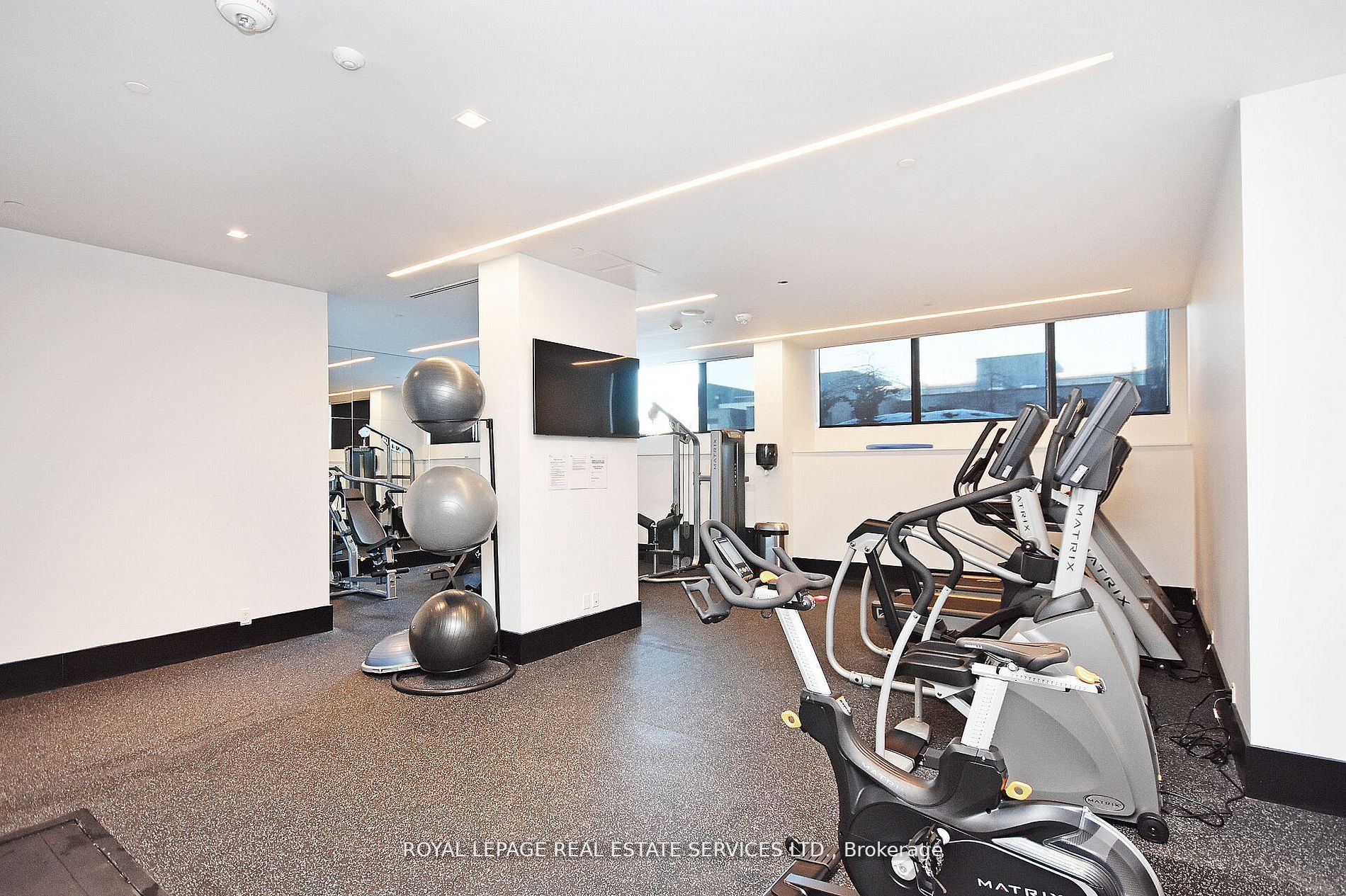 4208 Dundas St W, #323