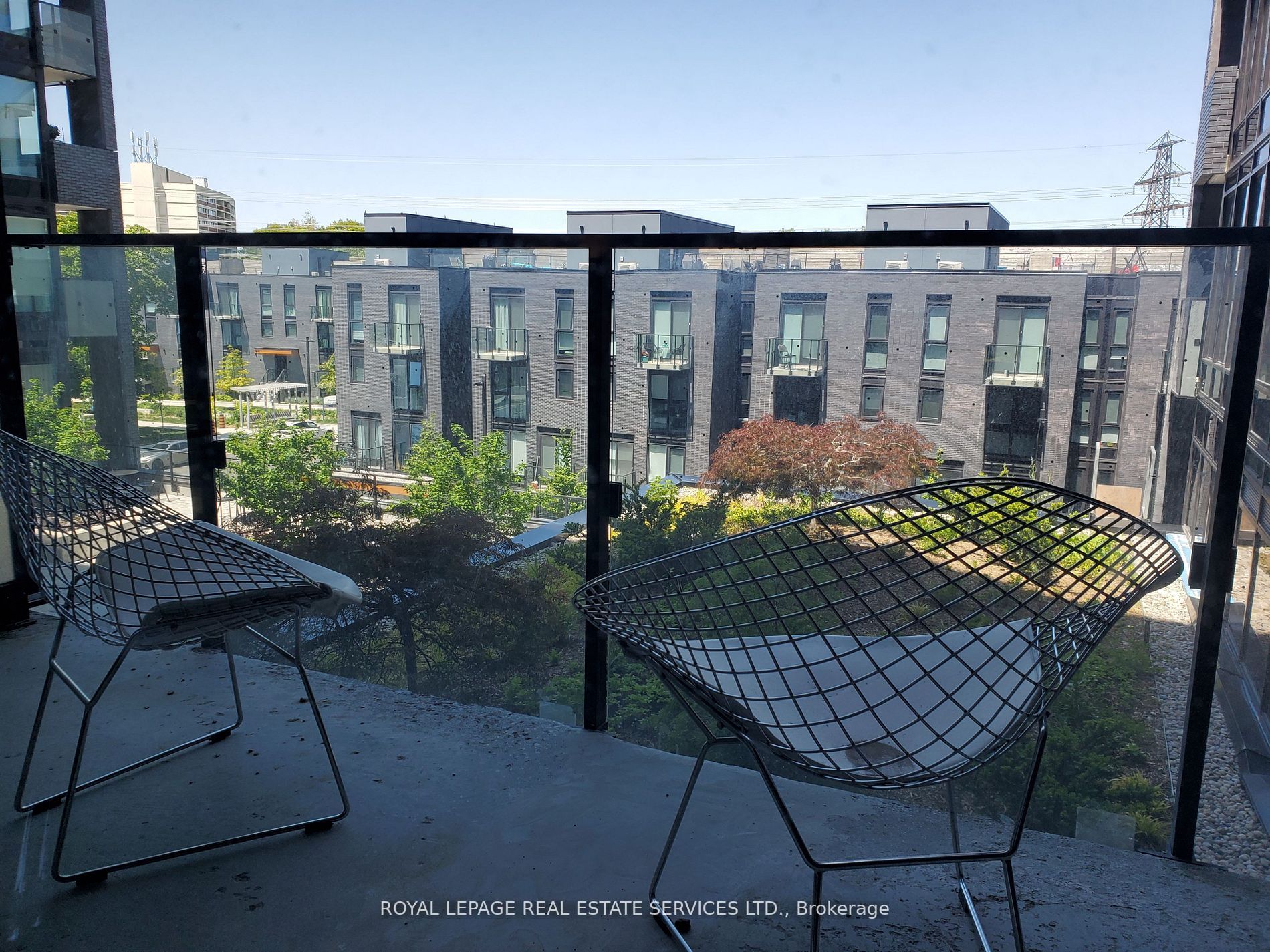 4208 Dundas St W, #323