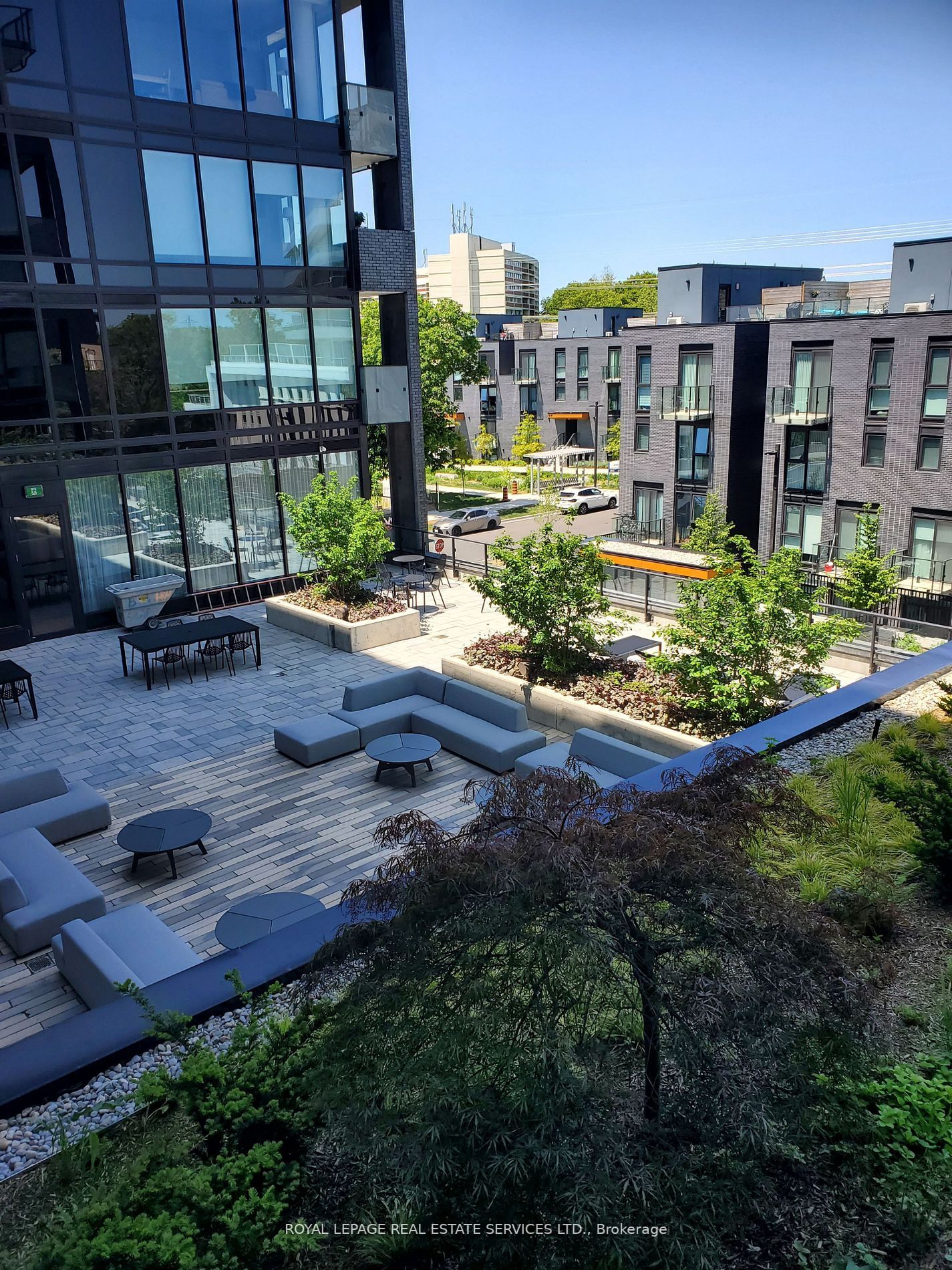 4208 Dundas St W, #323