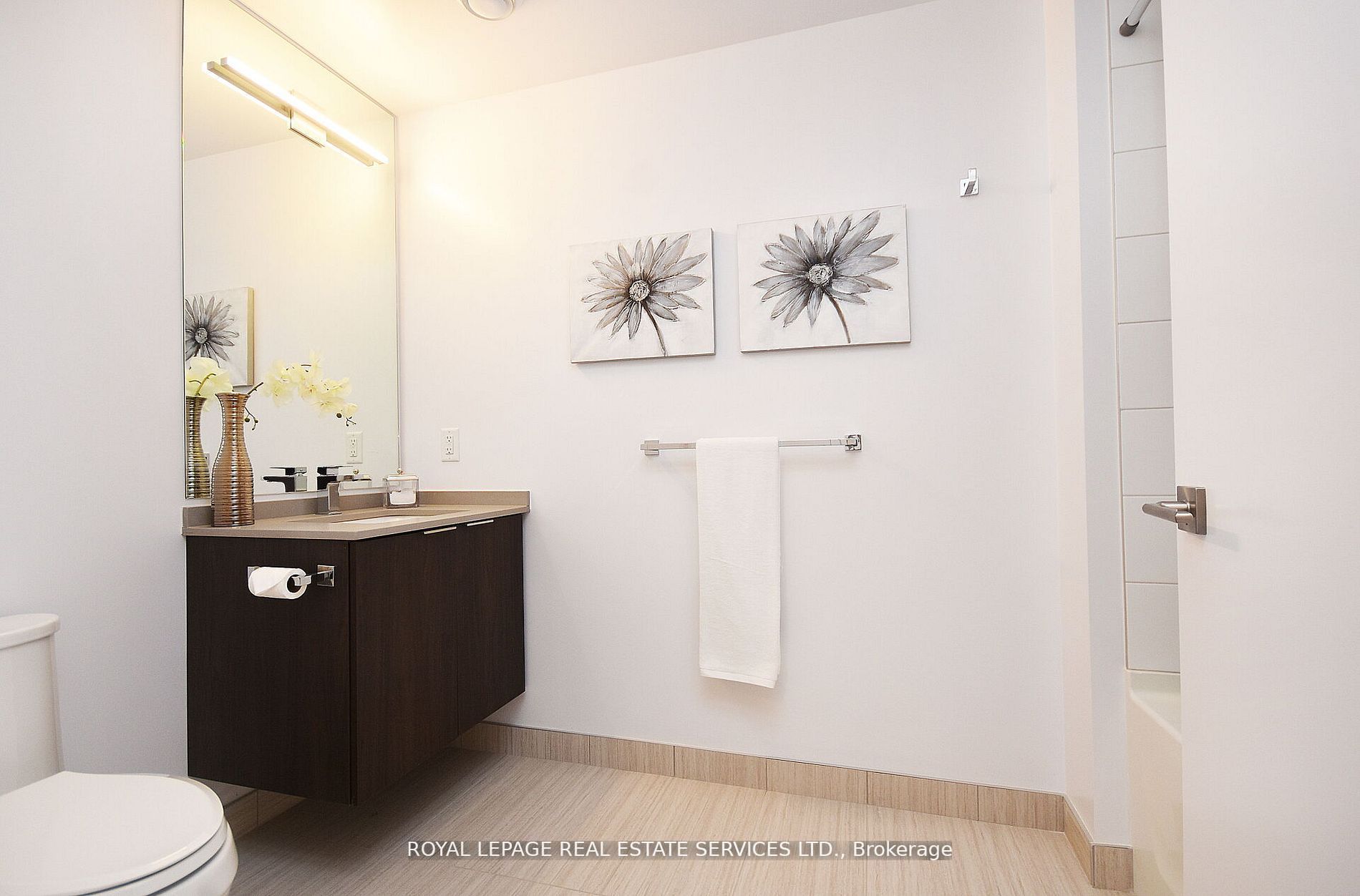 4208 Dundas St W, #323
