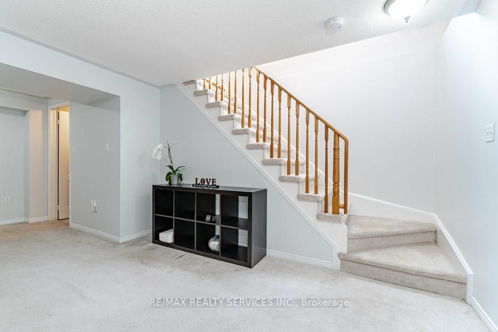 42 Rivermere Crt