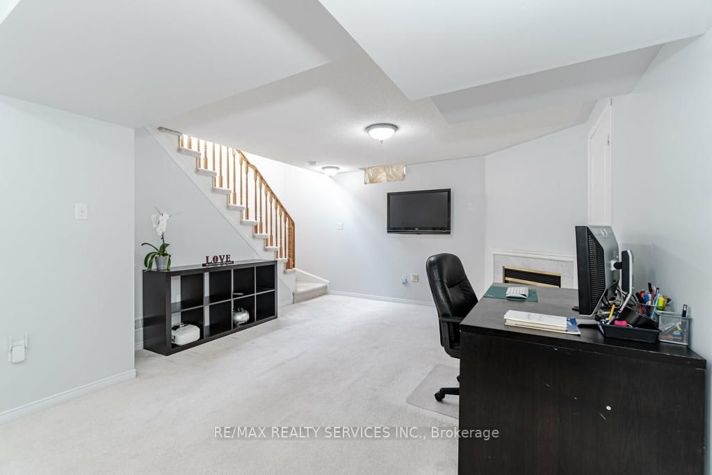 42 Rivermere Crt
