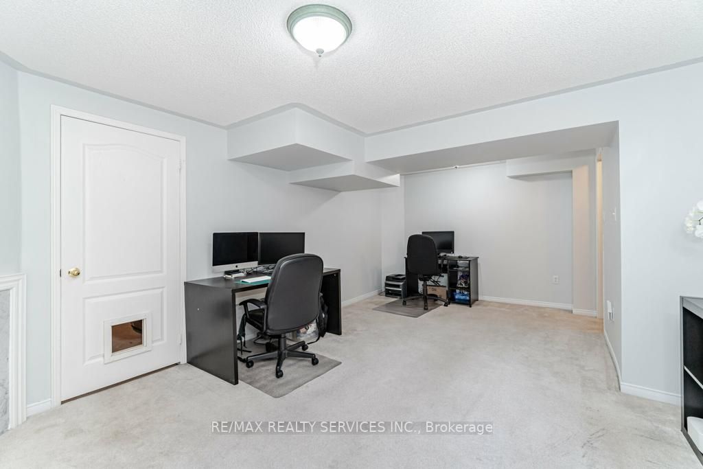 42 Rivermere Crt