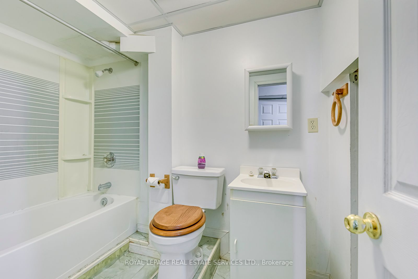 4322 Bacchus Cres