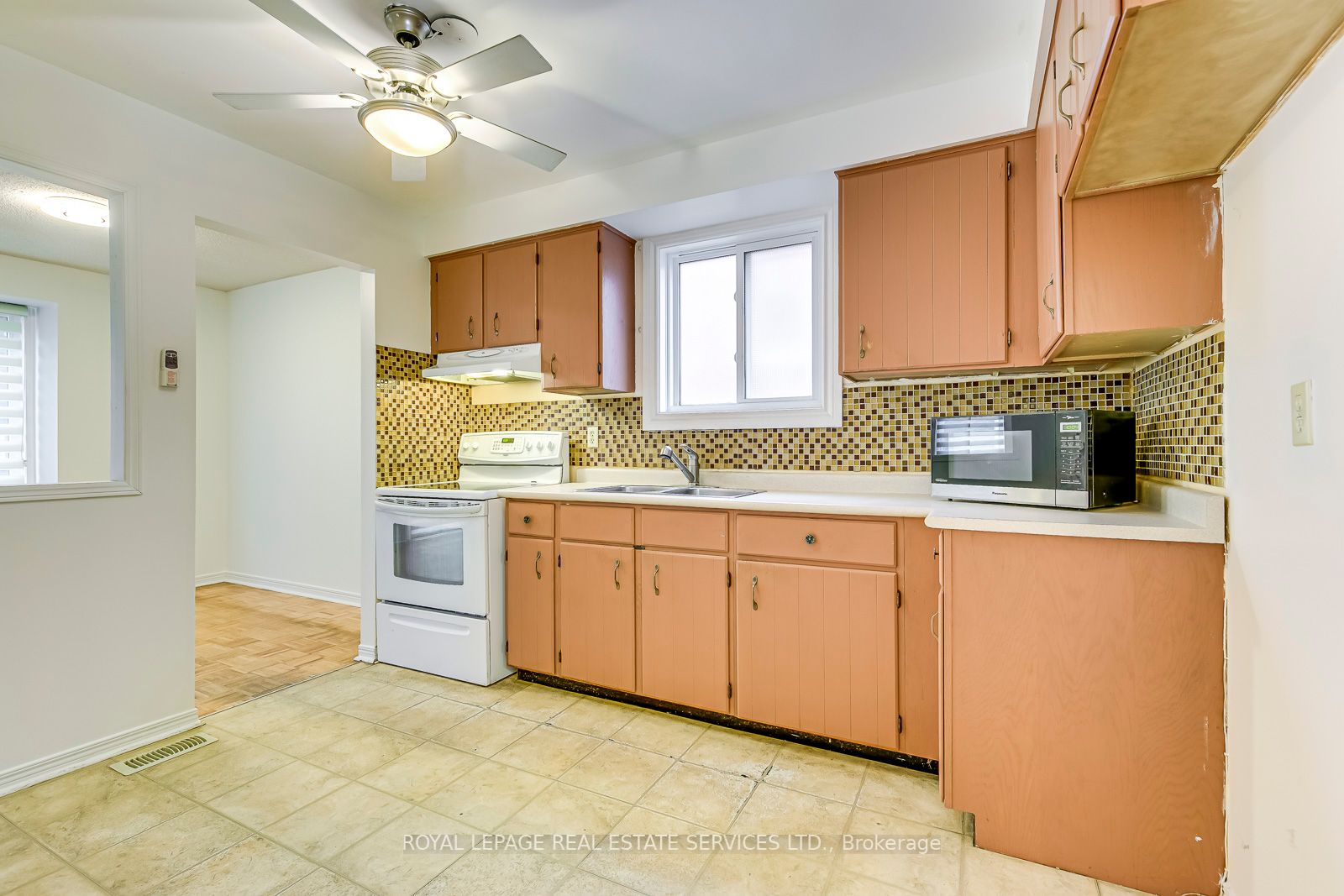 4322 Bacchus Cres