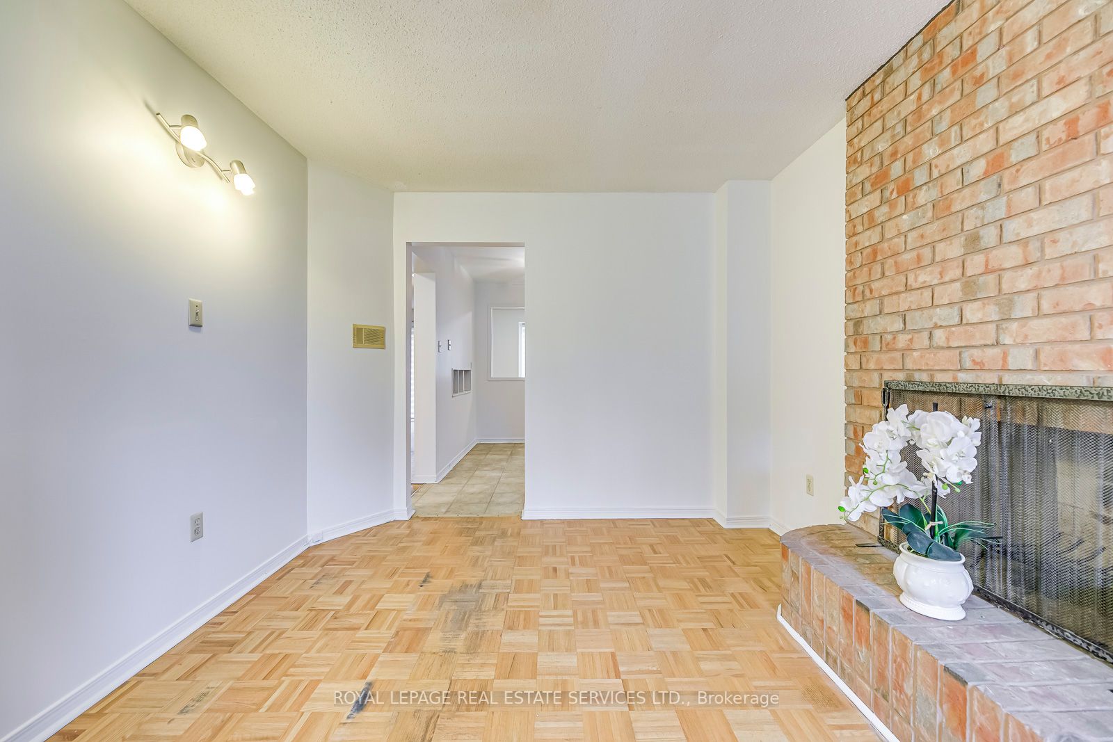 4322 Bacchus Cres