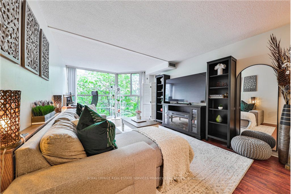 2091 Hurontario St, Mississauga