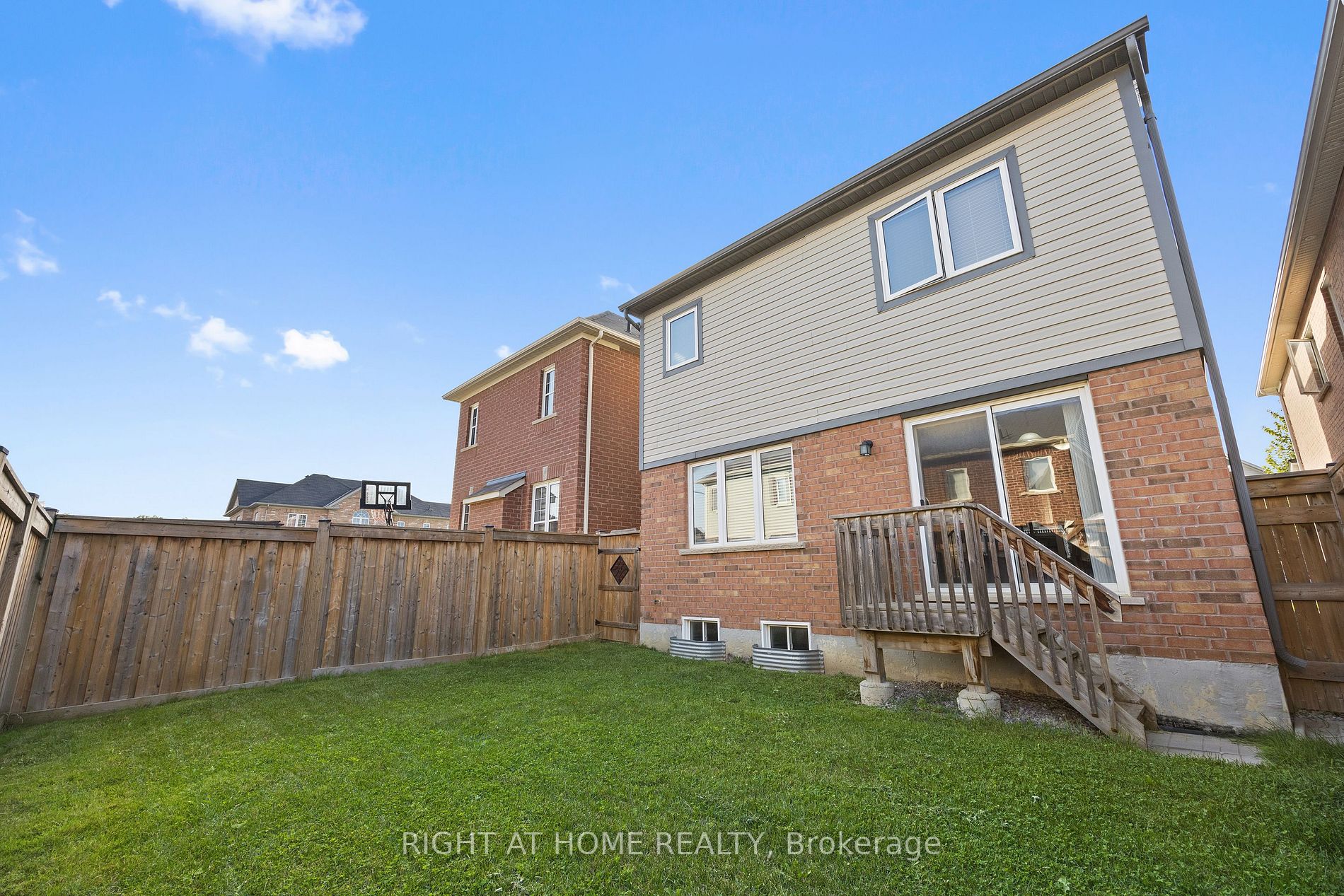 93 Enford Cres
