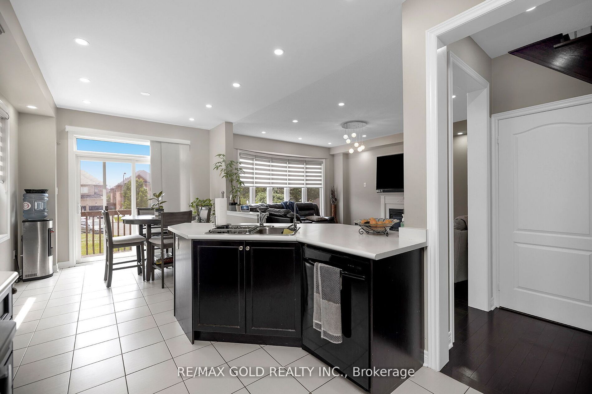 12 Torraville St W