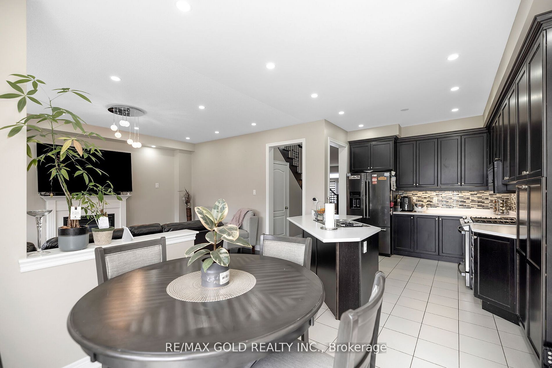 12 Torraville St W
