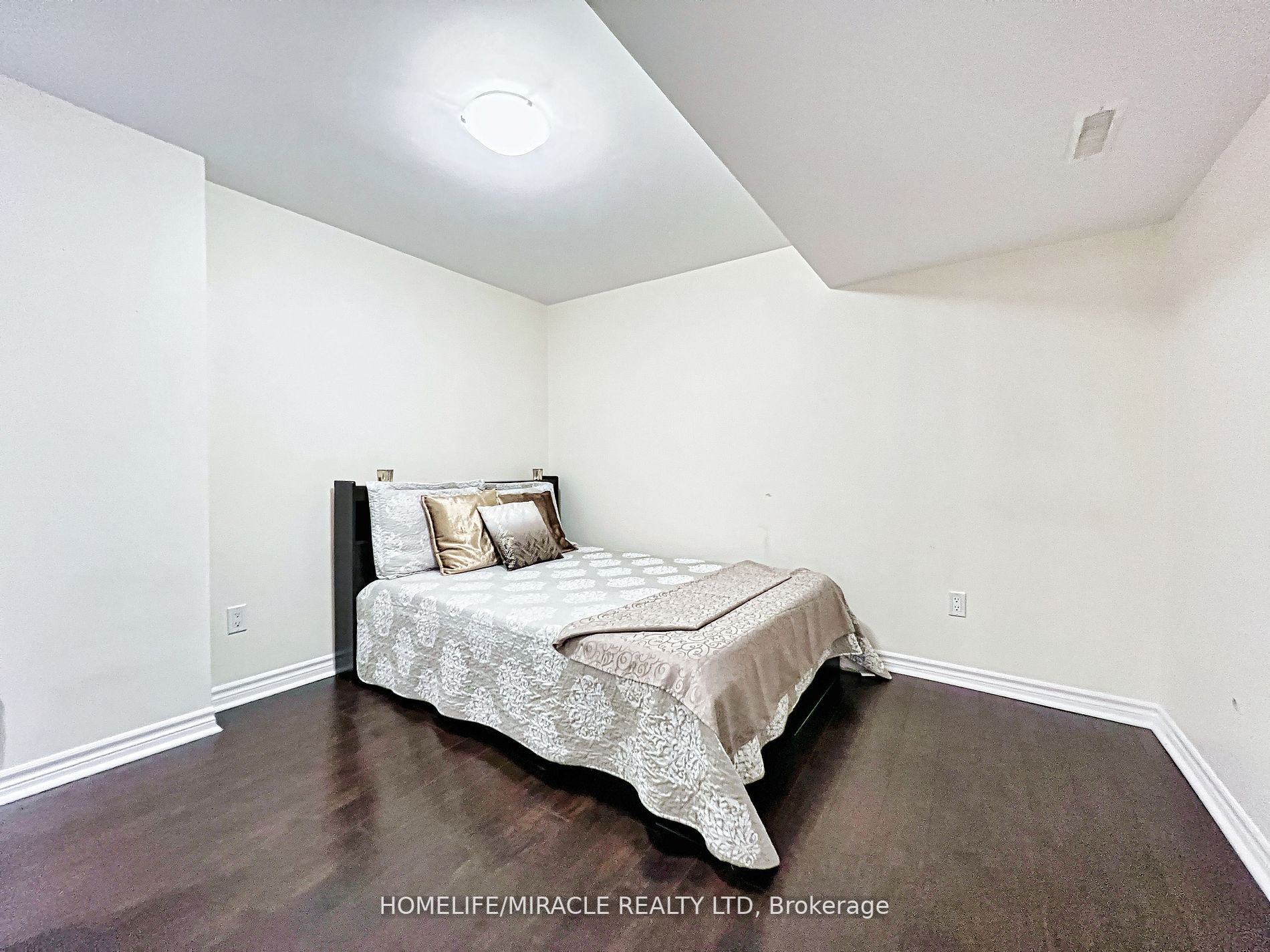 4478 Grassland Crescent