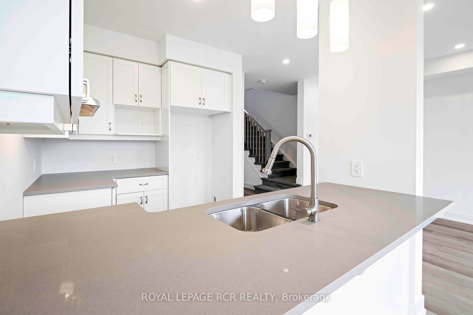 690 Broadway, #28