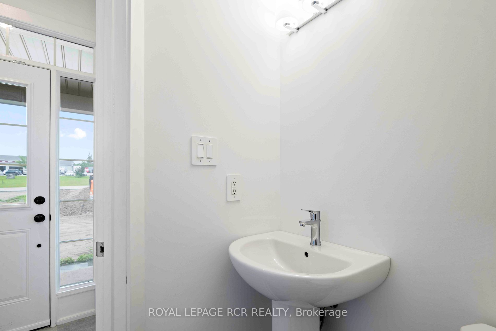 690 Broadway, #28