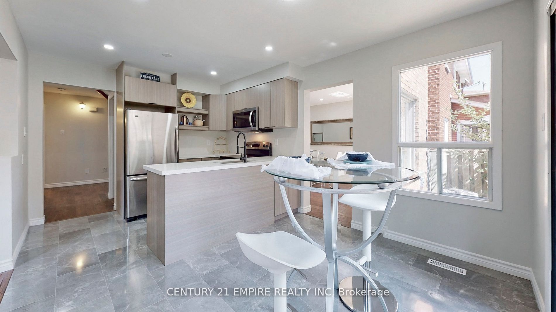 20 Sunforest Dr