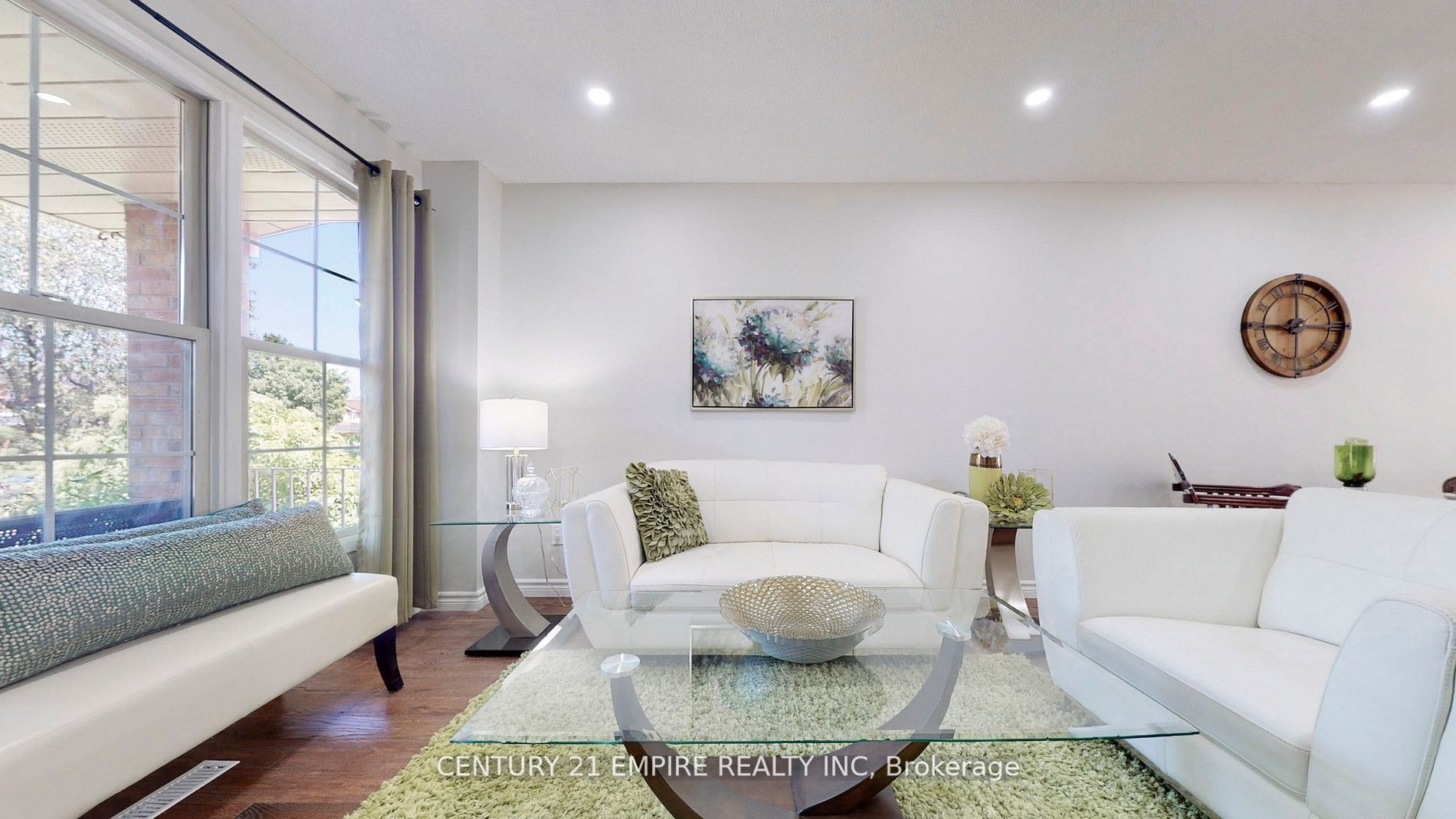 20 Sunforest Dr