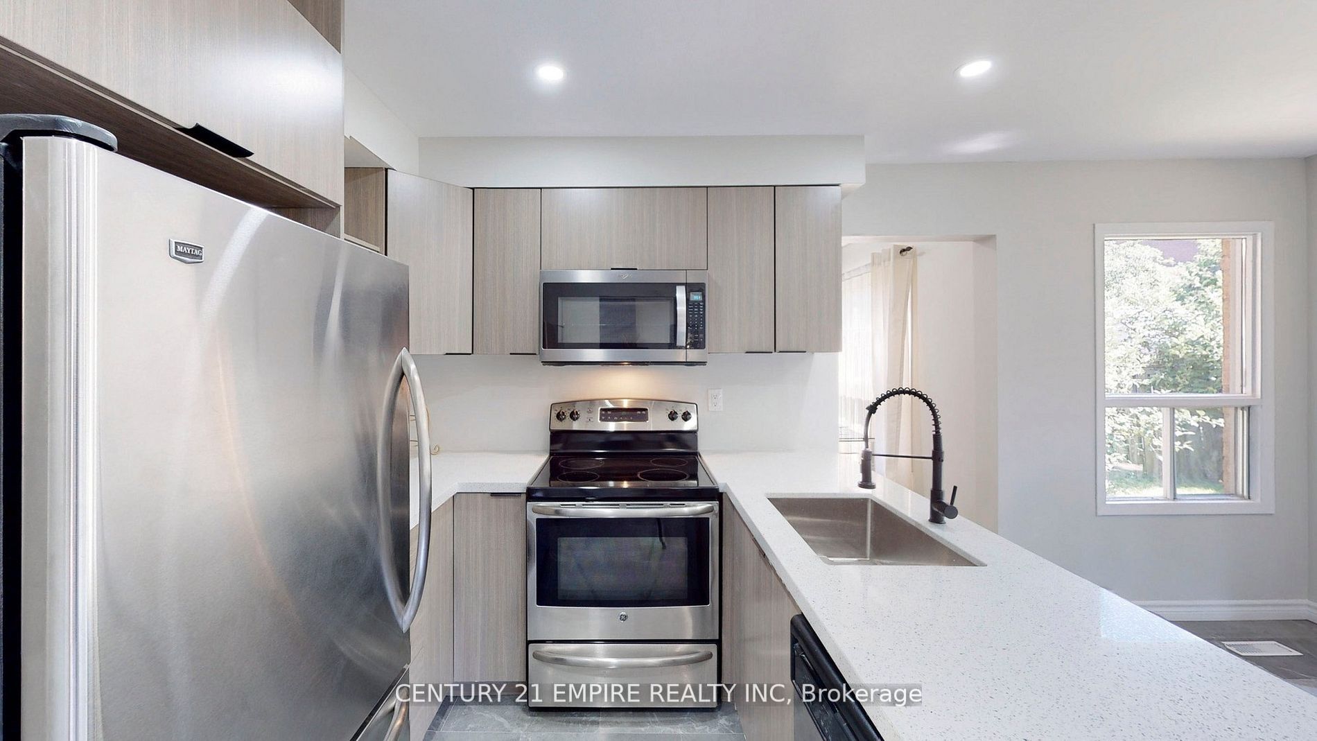 20 Sunforest Dr