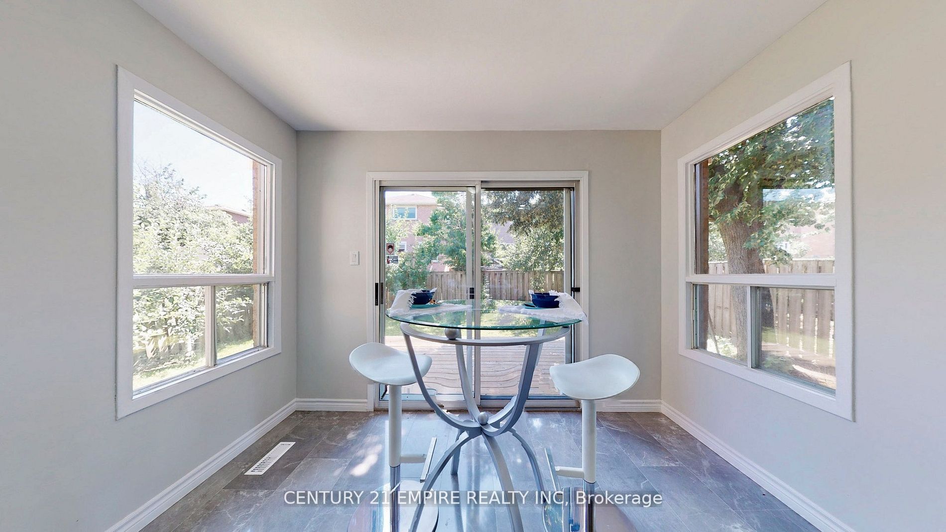20 Sunforest Dr