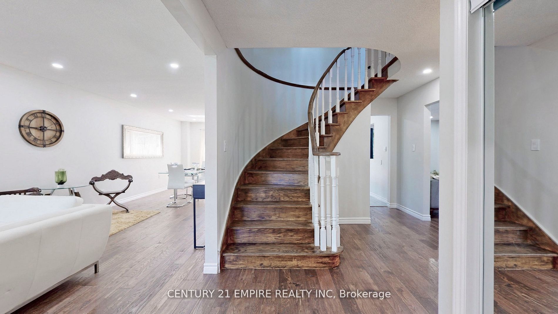 20 Sunforest Dr