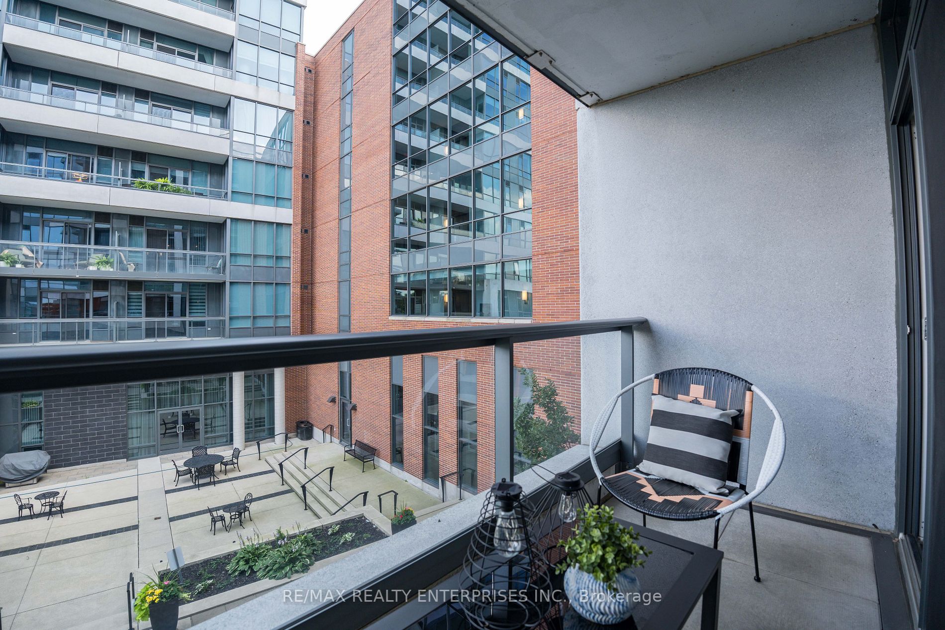 1 Hurontario St, #218
