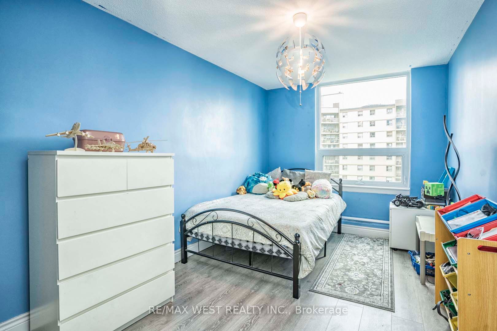15 La Rose Ave, #803