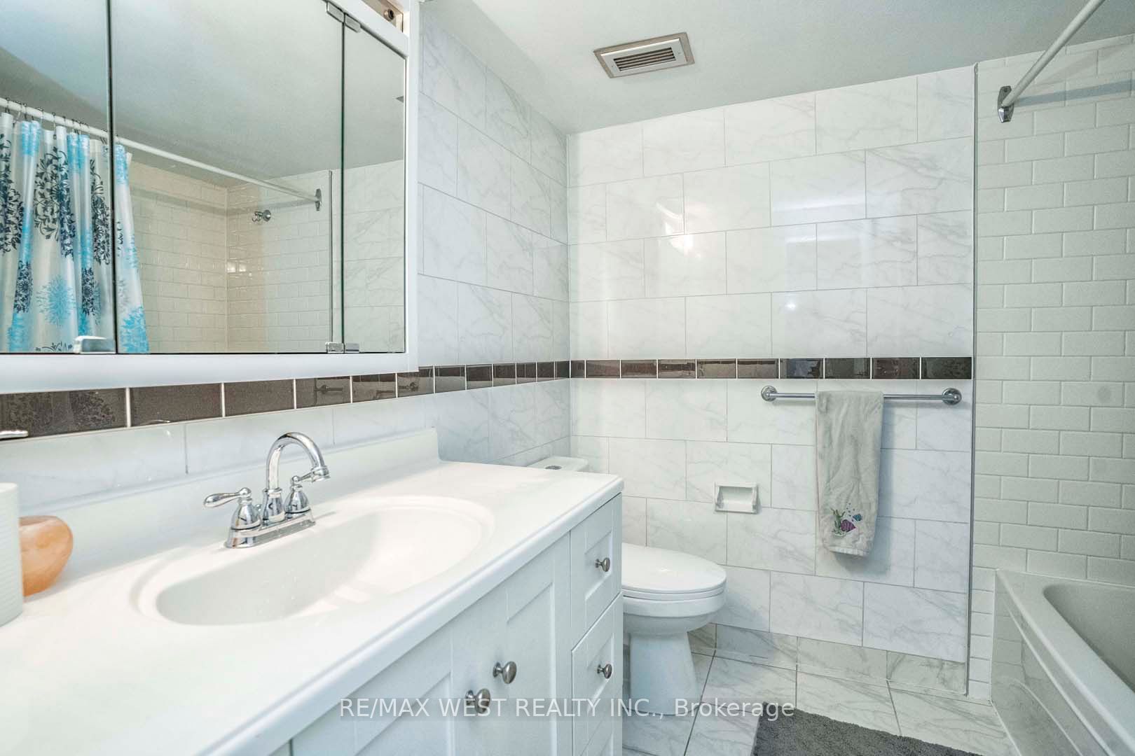 15 La Rose Ave, #803
