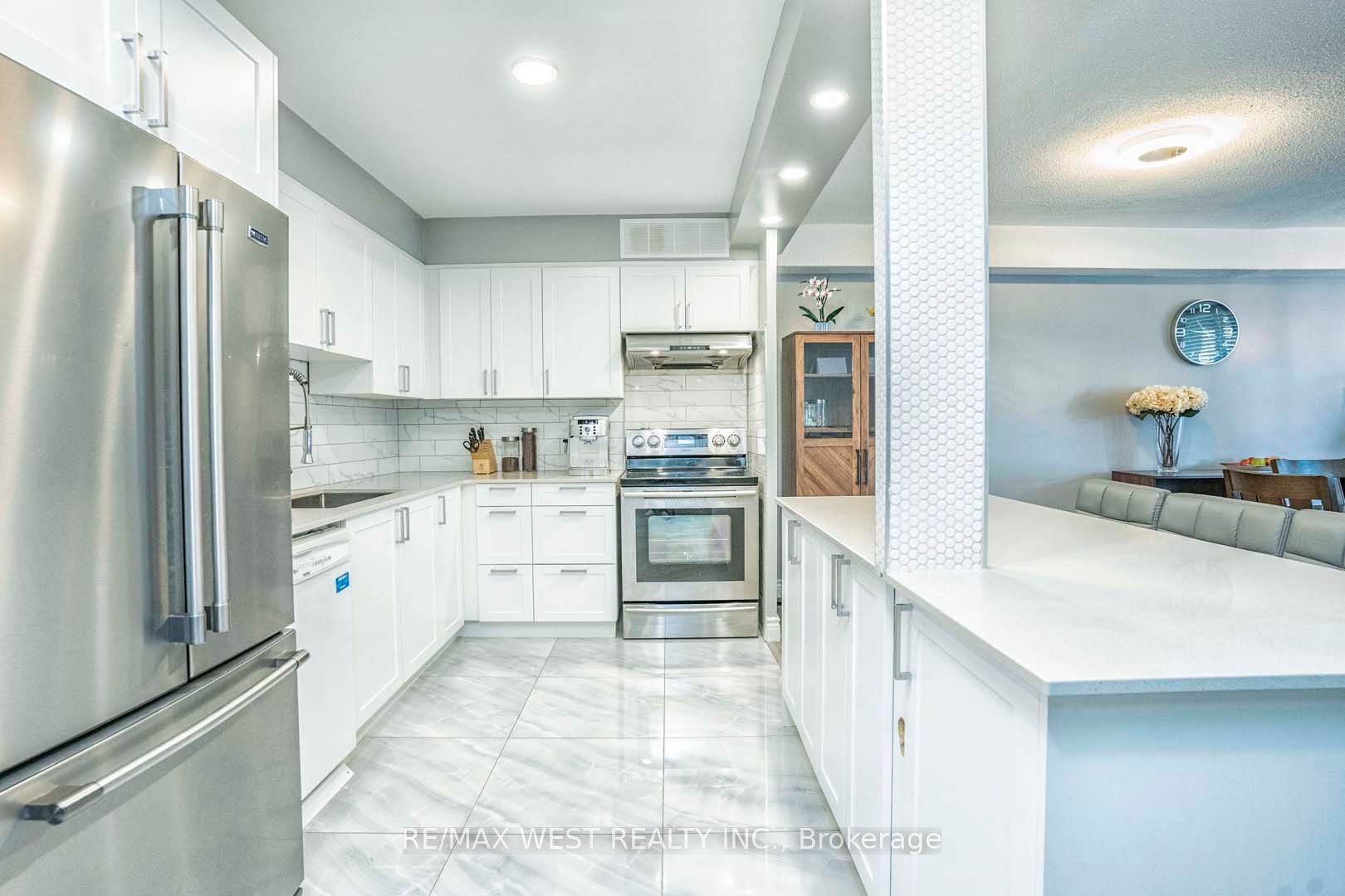 15 La Rose Ave, #803