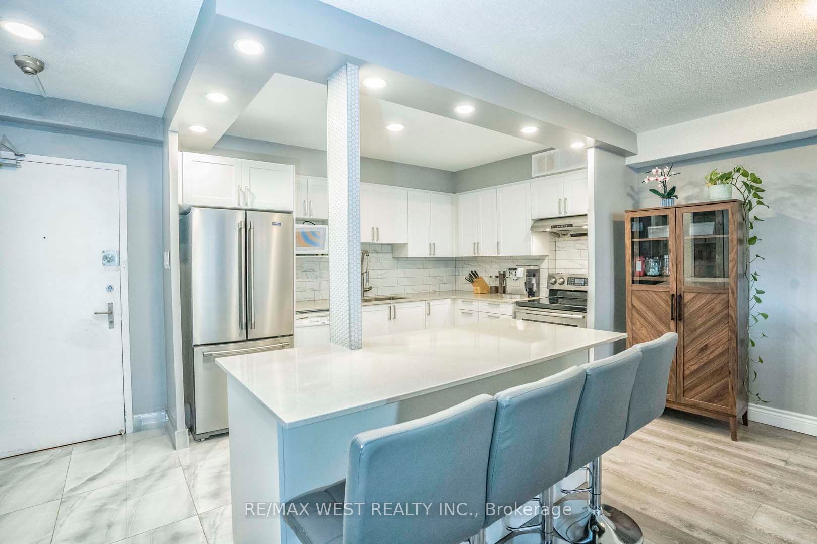 15 La Rose Ave, #803